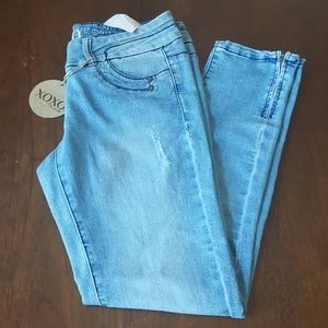 21:08  XOXO Straight Leg Button Fly Ankle Jeans